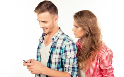uomo che effettua un tradimento in amore